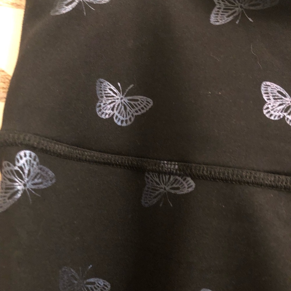 ๐ BEYOND YOGA BLK LEGGINGS W/ METALLIC BUTTERFLY PRINT- 2X! ๐ - Picture 10 of 13